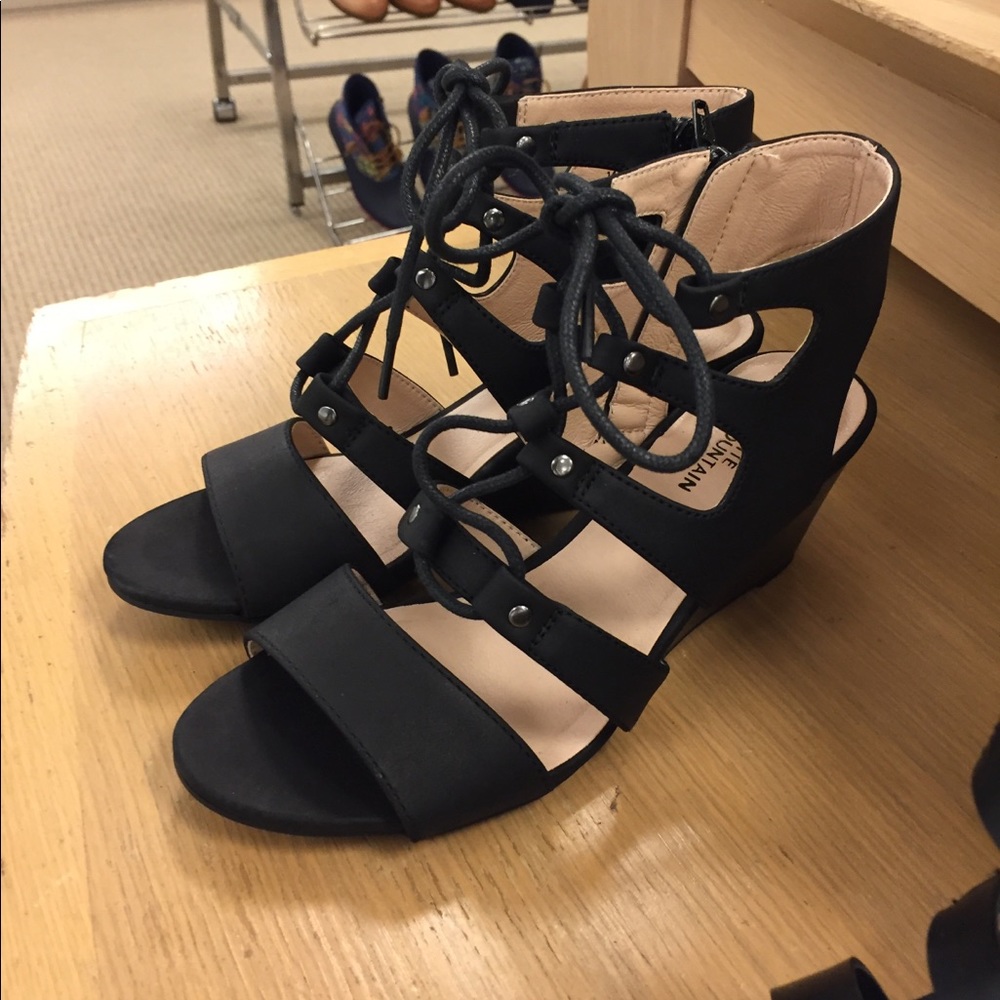 Black wedges